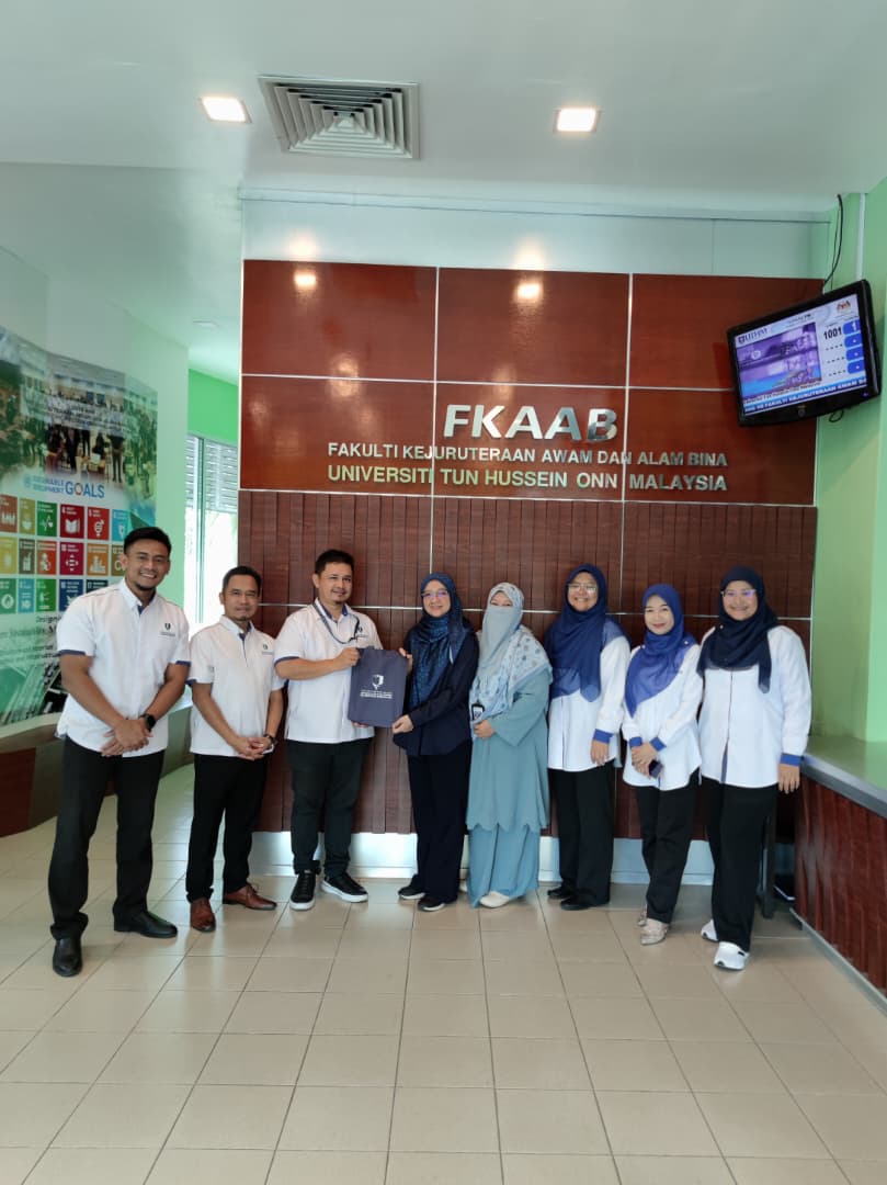 Lawatan Penanda Aras Fakulti Teknologi Kejuruteraan Awam (FTKA), Universiti Malaysia Pahang Al-Sultan Abdullah (UMPSA) ke Fakulti Kejuruteraan Awam dan Alam Bina (FKAAB), Universiti Tun Hussein Onn Malaysia (UTHM) pada 13 Ogos 2025 